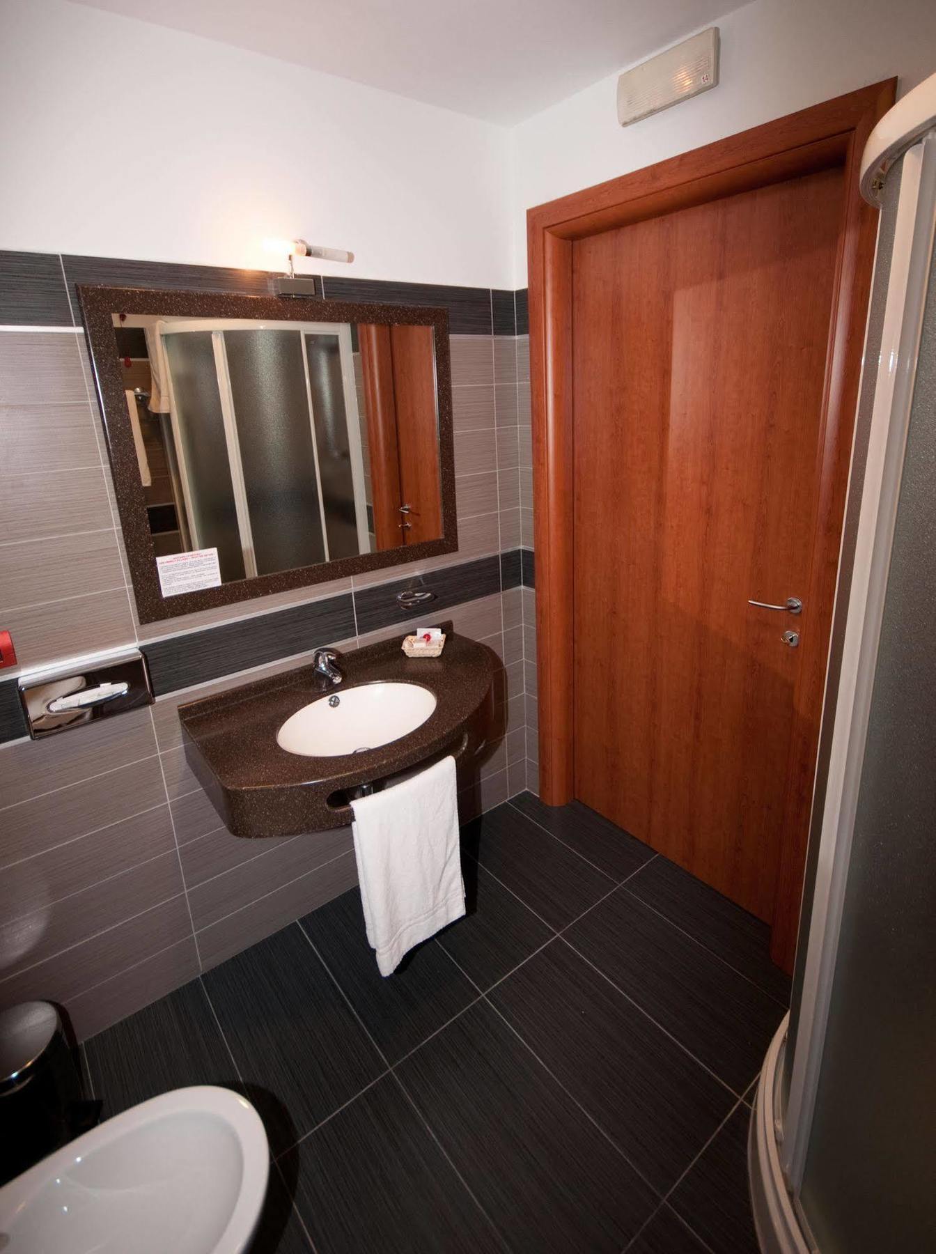 Hotel Brindor Poirino Εξωτερικό φωτογραφία